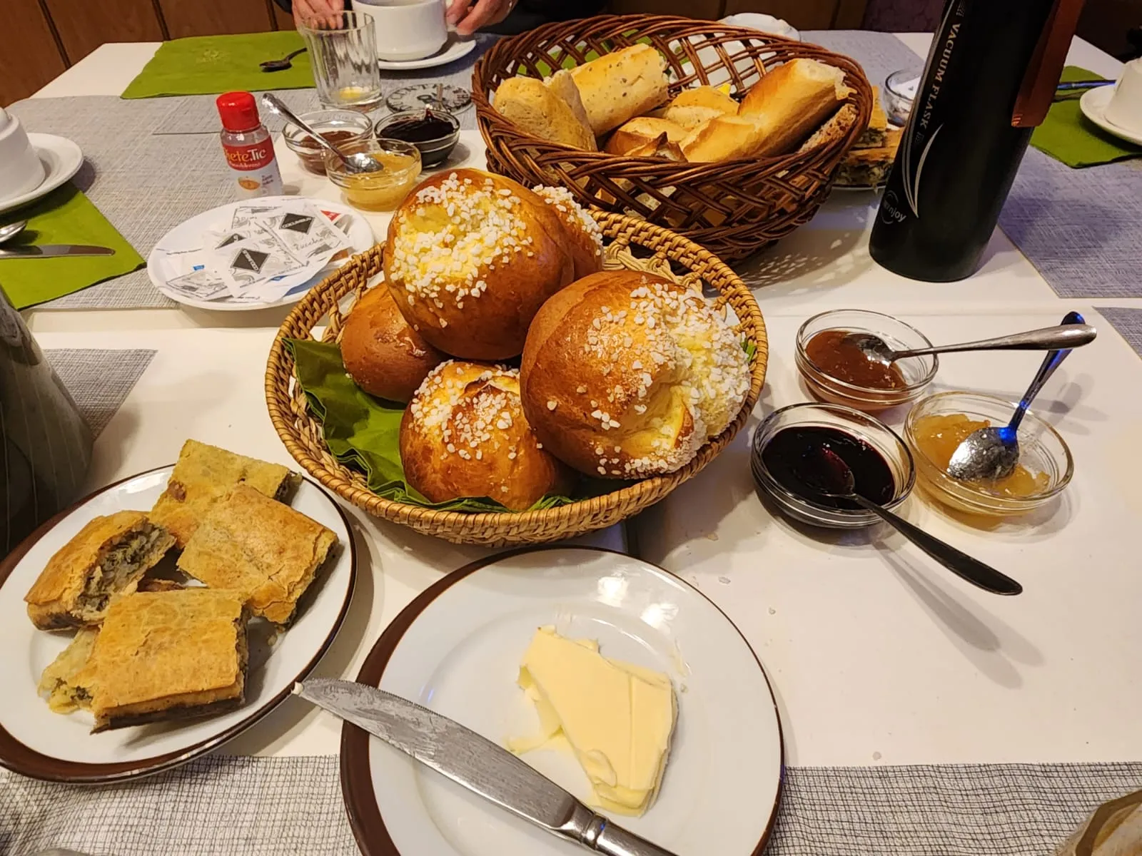 Petit-déjeuner maison à l'Hôtel du Centre Tende