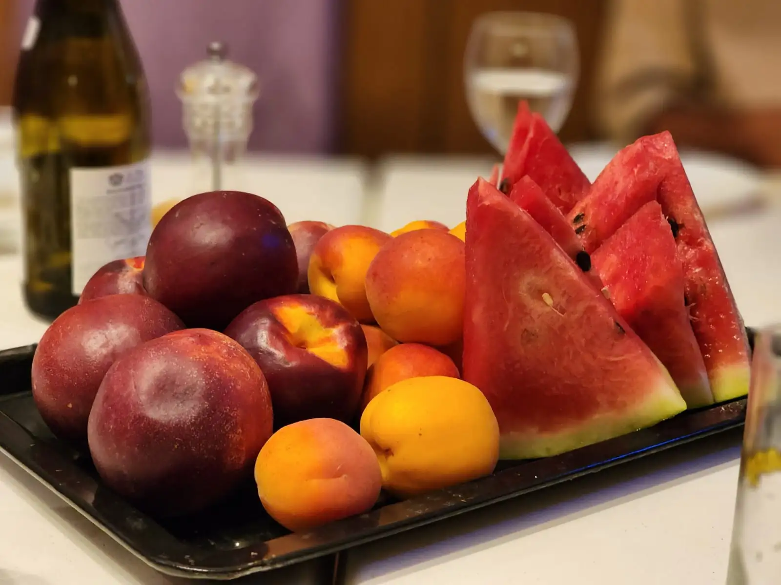 Fruits frais du petit-déjeuner : pastèque, pêches et prunes