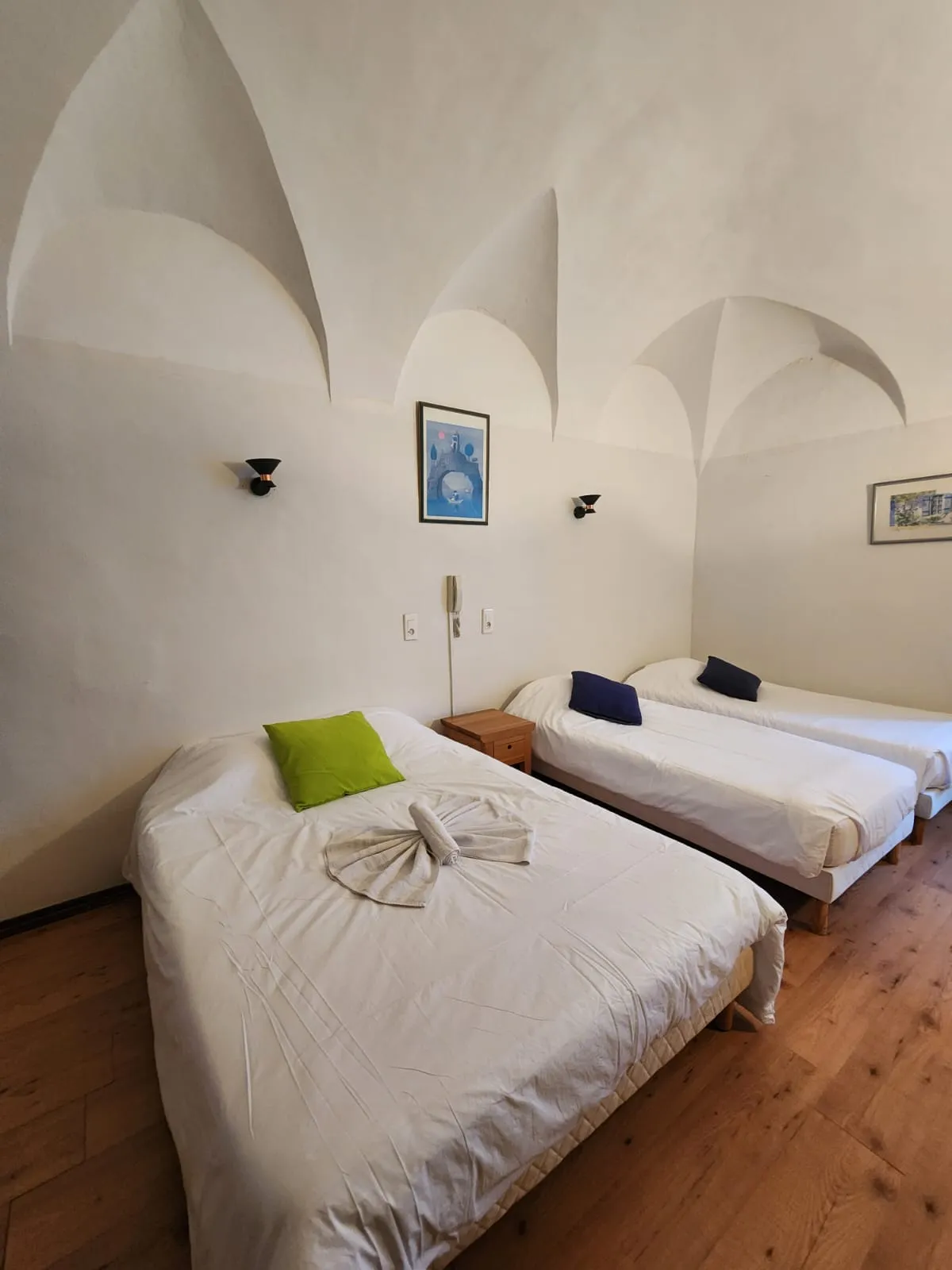 Chambre familiale spacieuse de l'Hôtel du Centre Tende
