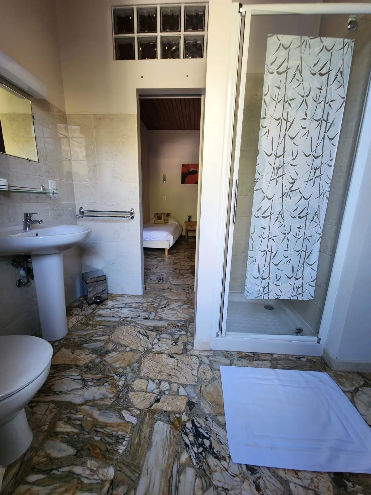 Chambres et intérieurs de l'Hôtel du Centre, photo 2