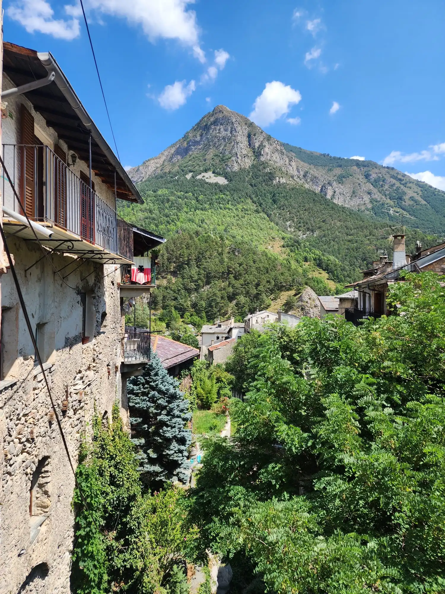 Ruelle du vieux Tende face aux montagnes de la vallée de la Roya